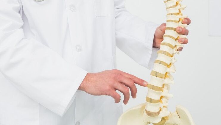 il medico dimostra il processo di sviluppo dell'osteocondrosi