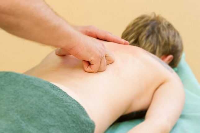 Dopo l'esame, gli specialisti prescrivono un massaggio speciale per il trattamento dell'osteocondrosi toracica