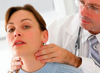 il medico esamina un paziente con osteocondrosi cervicale